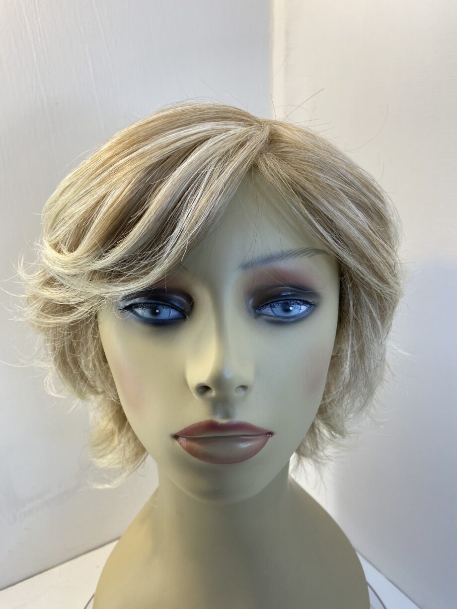 Blonde highlighted striking wig. Blms16
