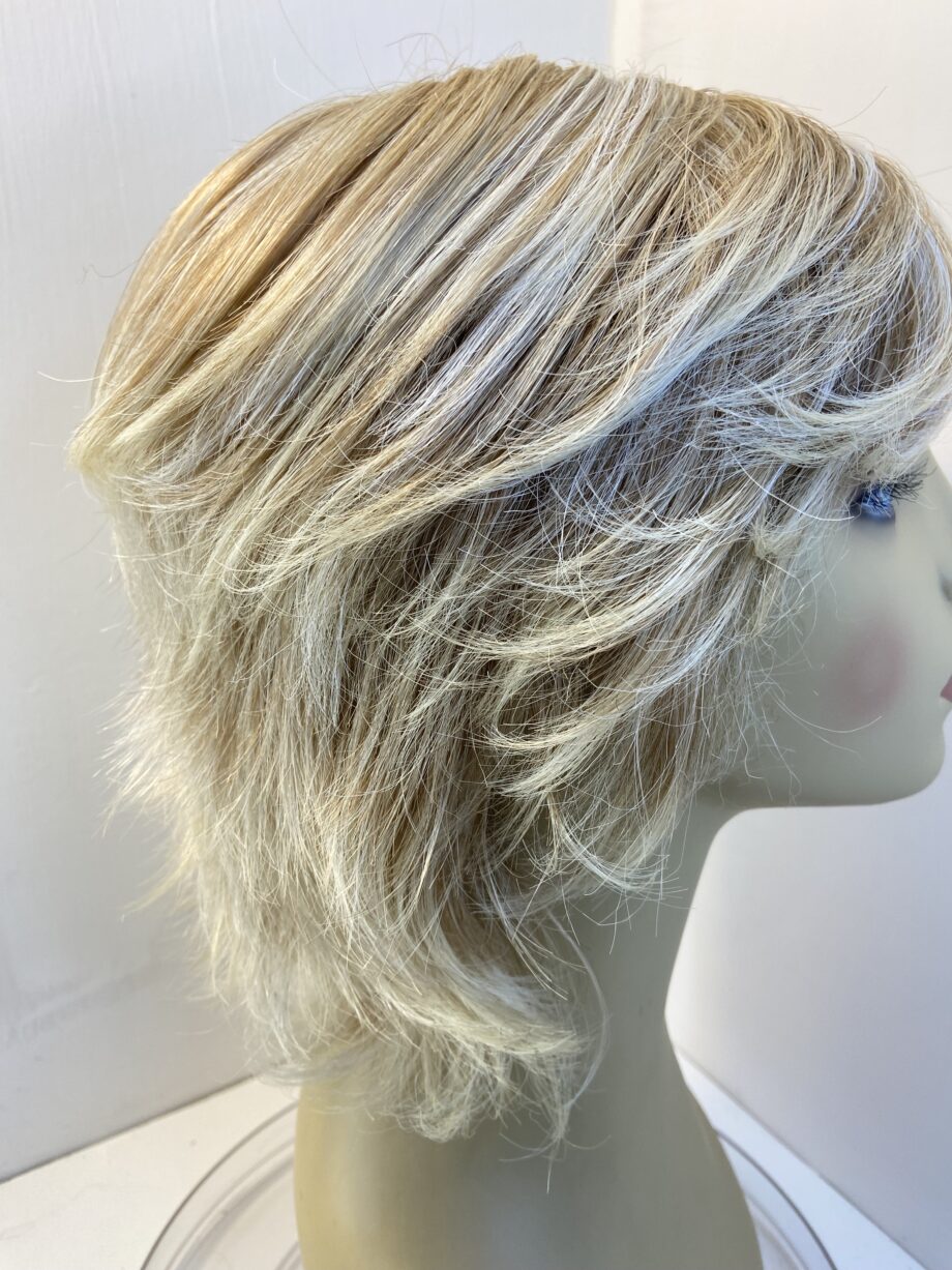 Blonde highlighted striking wig. Blms16