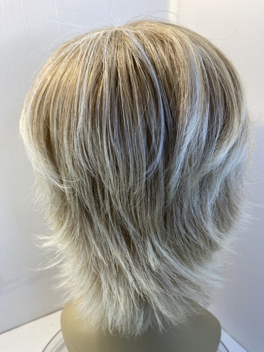 Blonde highlighted striking wig. Blms16