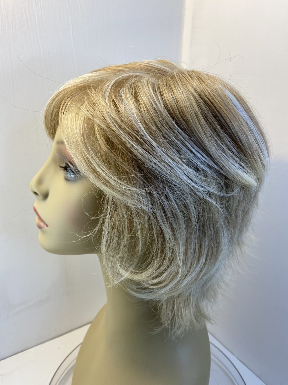 Blonde highlighted striking wig. Blms16