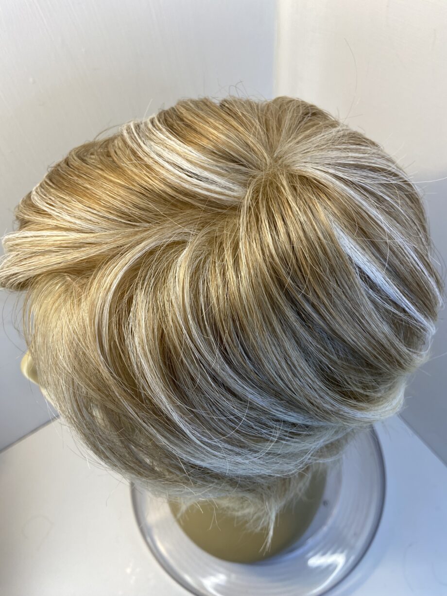 Blonde highlighted striking wig. Blms16