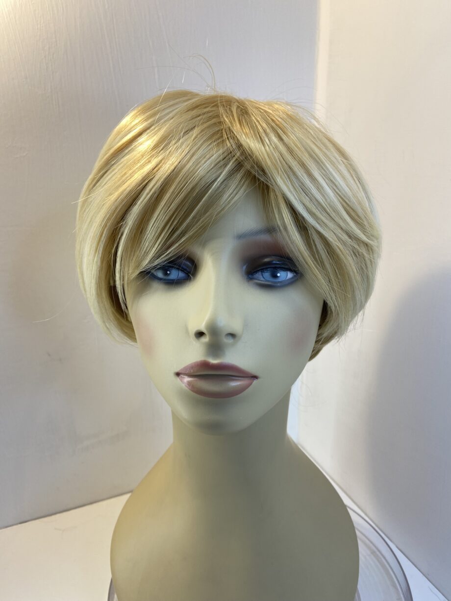 Blonde short wig. Blss17