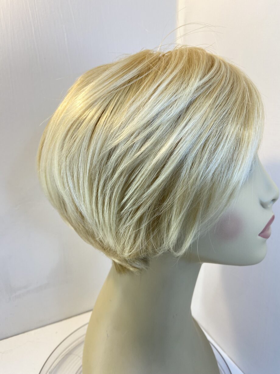 Blonde short wig. Blss17