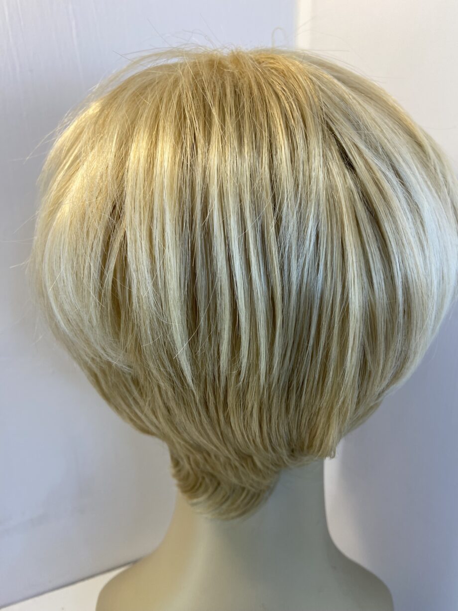 Blonde short wig. Blss17