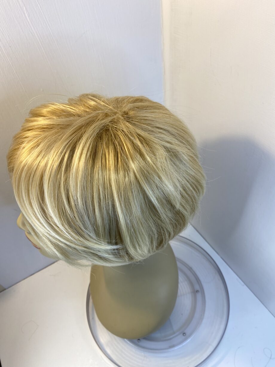 Blonde short wig. Blss17