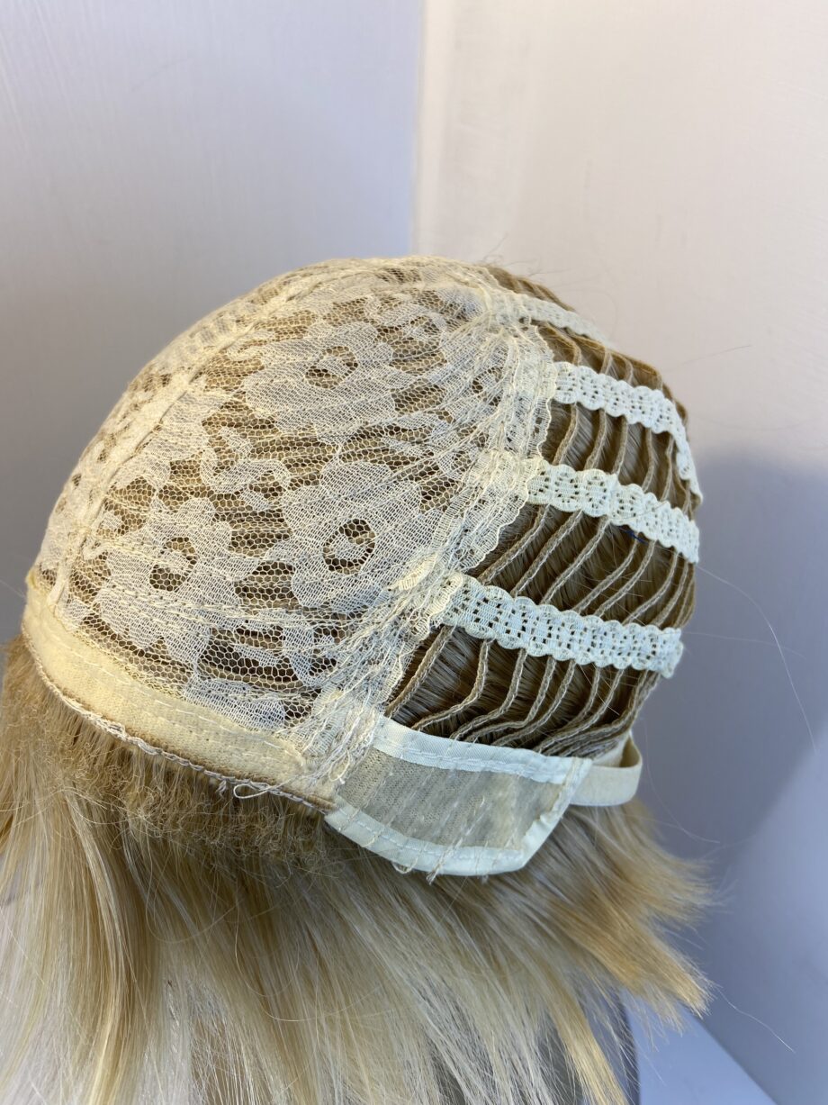 Blonde short wig. Blss17