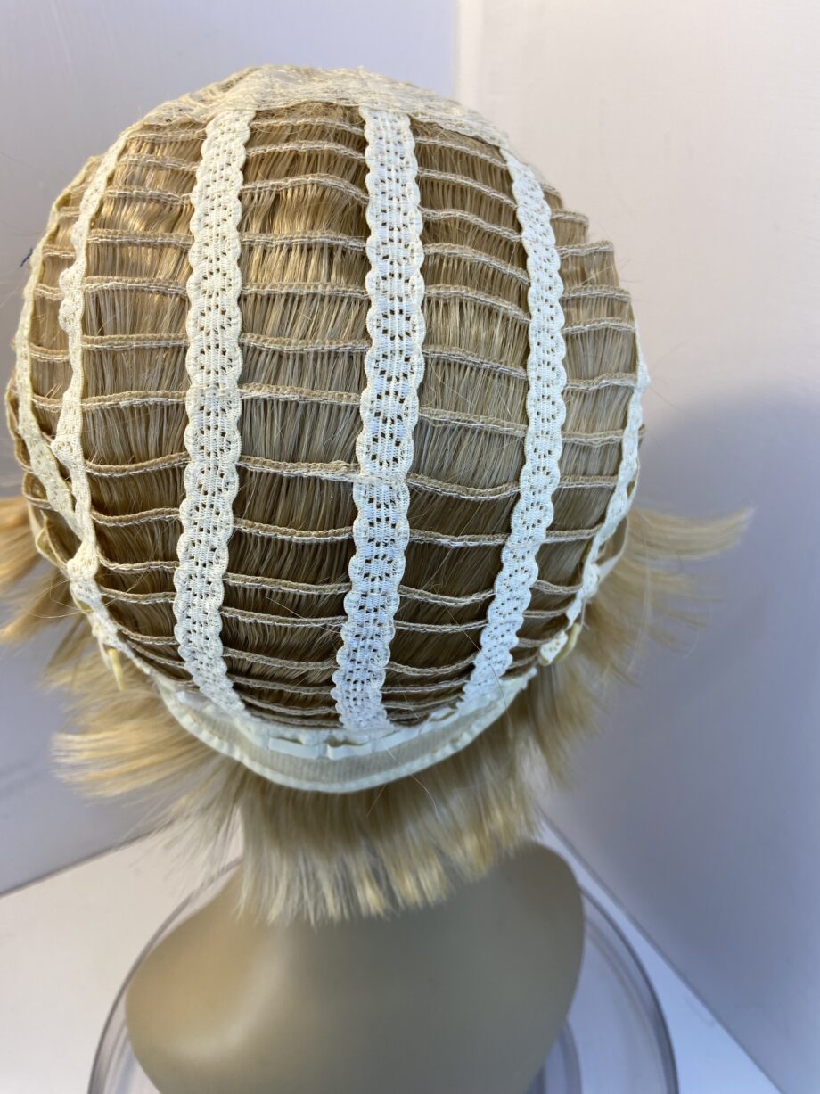 Blonde short wig. Blss17
