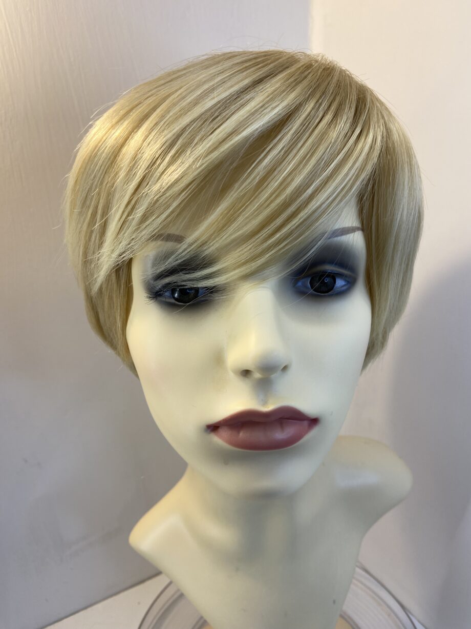 Shiny light blonde wig. Blss19