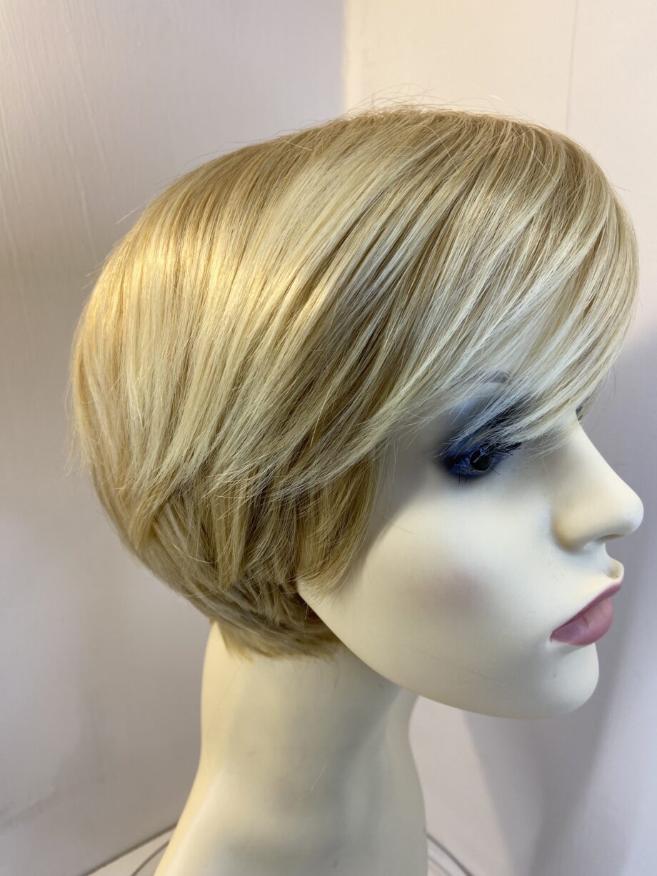 Shiny light blonde wig. Blss19