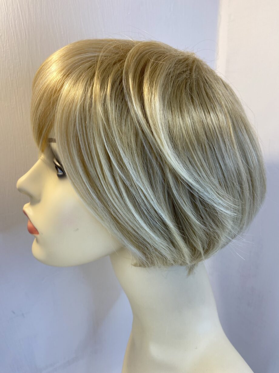 Shiny light blonde wig. Blss19
