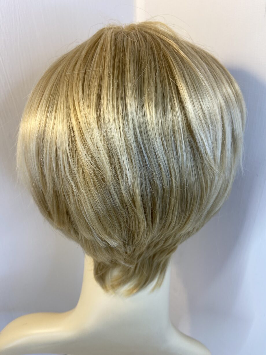 Shiny light blonde wig. Blss19