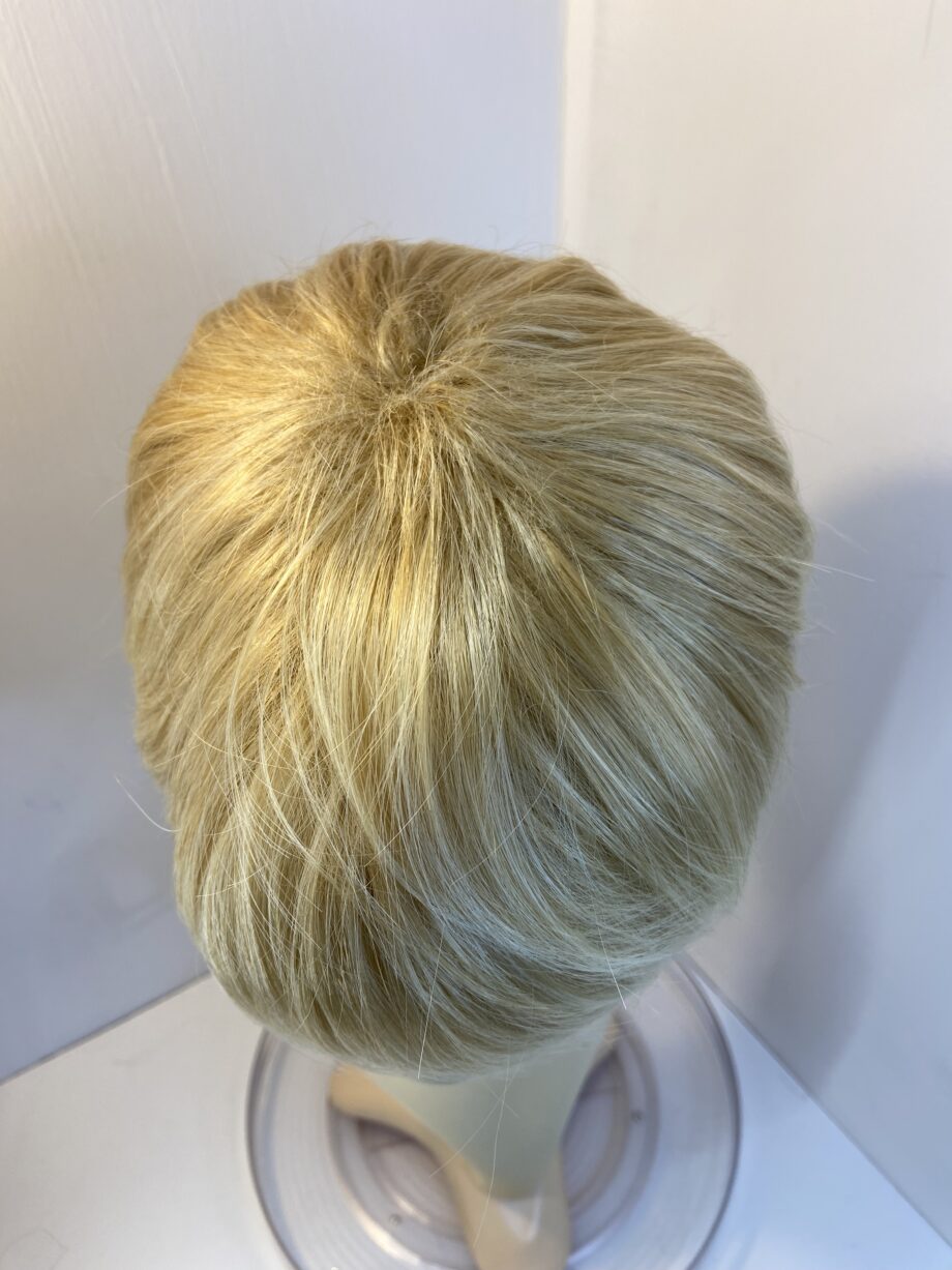 Shiny light blonde wig. Blss19