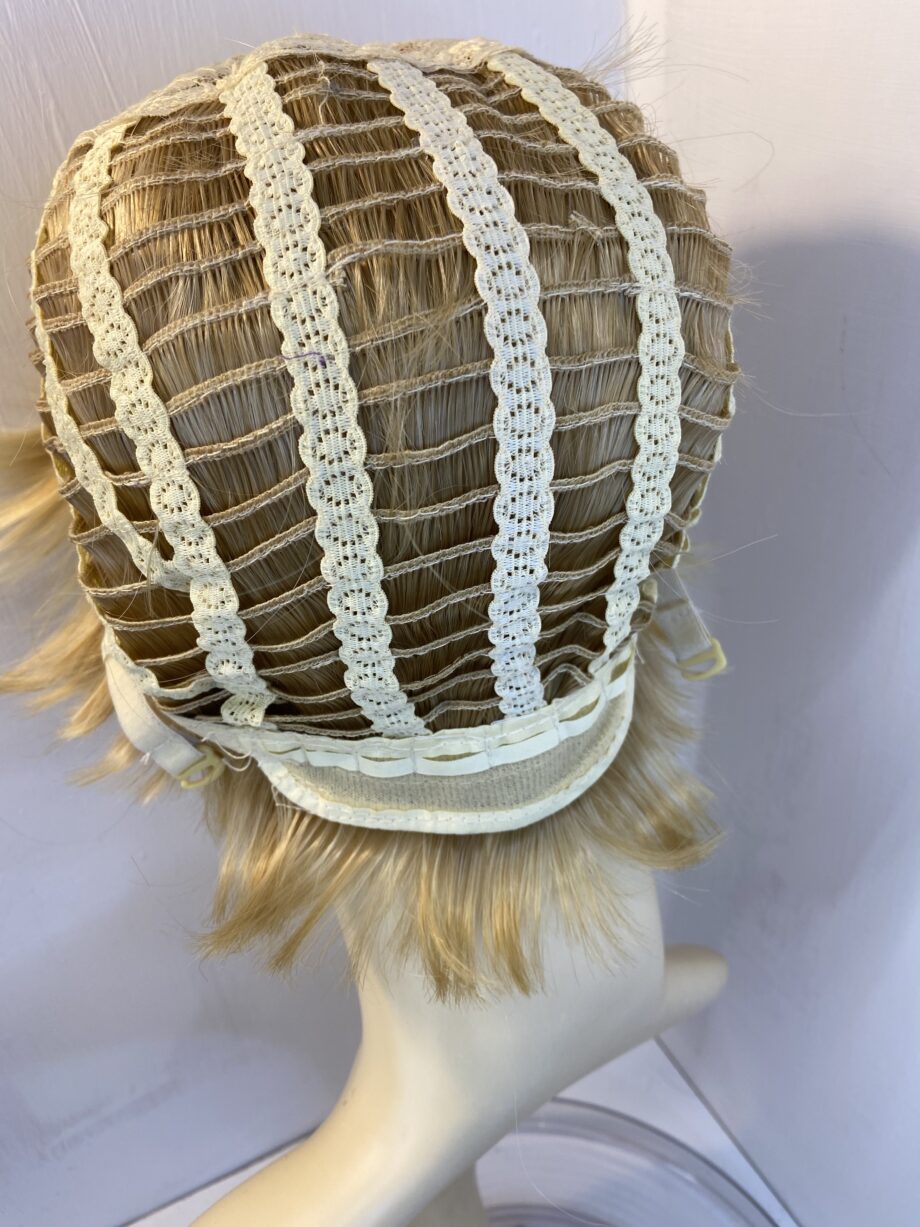 Shiny light blonde wig. Blss19