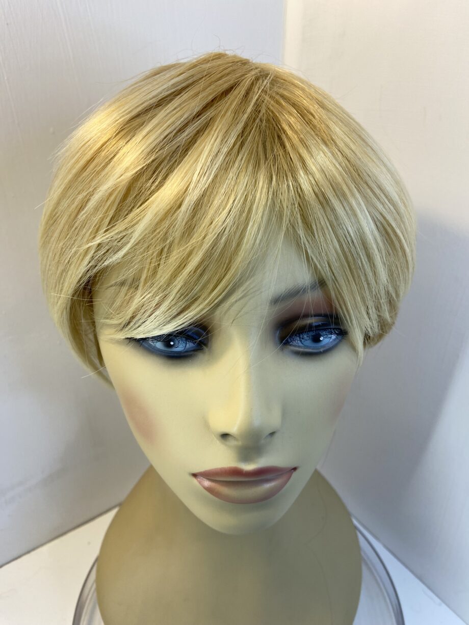 Light blonde short wig. Blss20