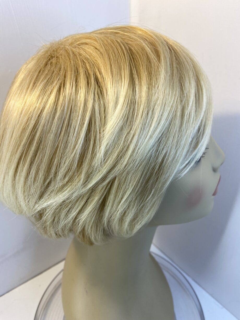 Light blonde short wig. Blss20