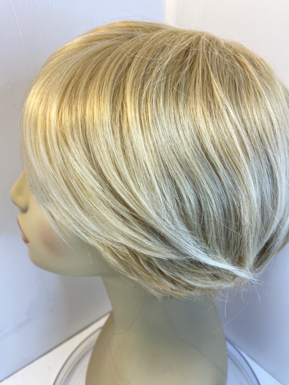 Light blonde short wig. Blss20