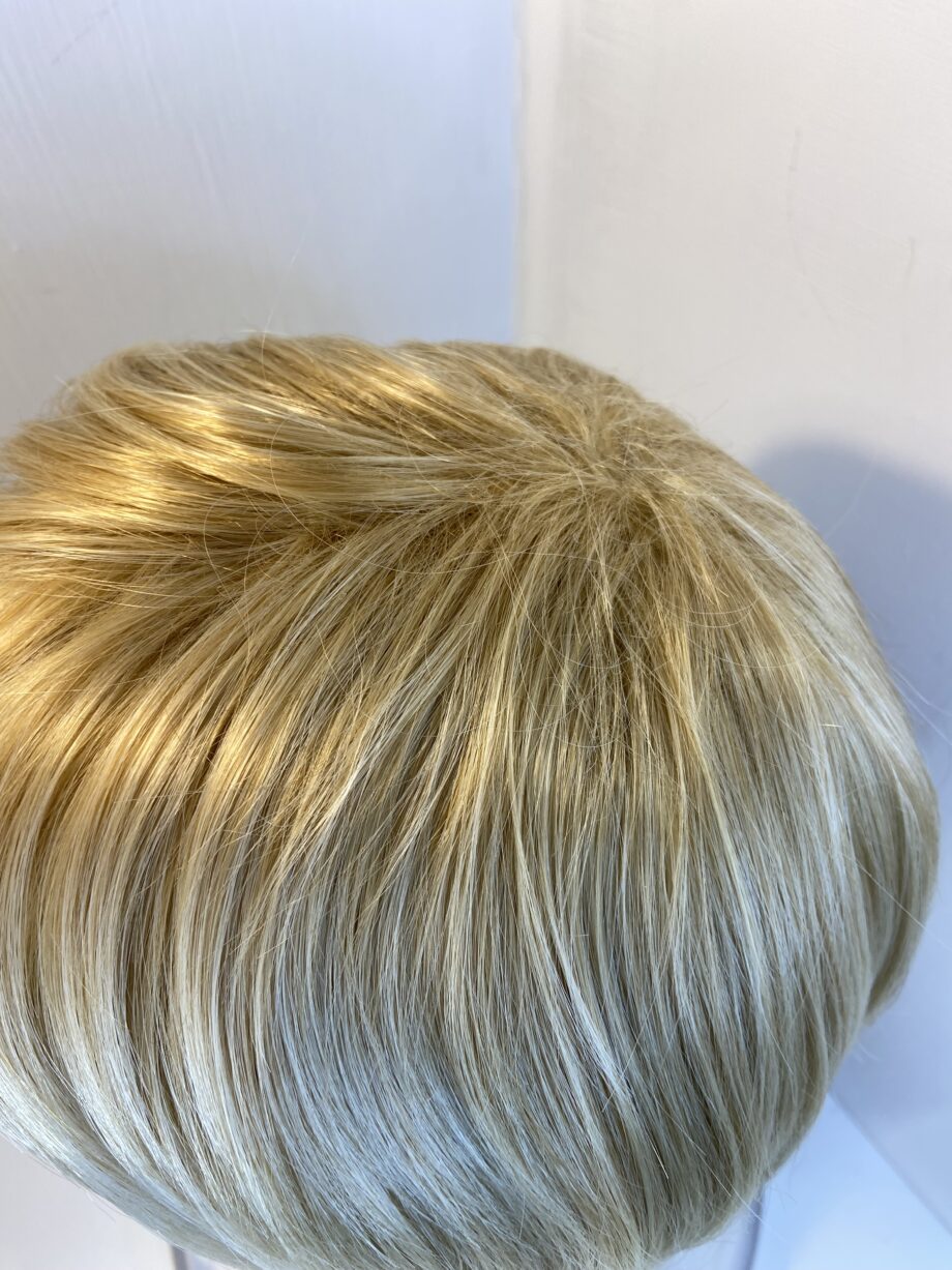 Light blonde short wig. Blss20