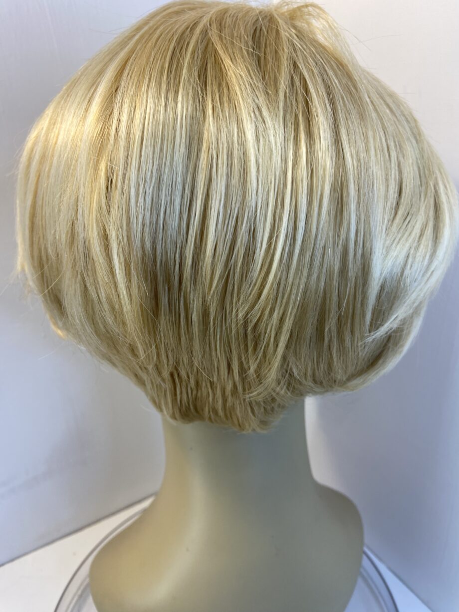 Light blonde short wig. Blss20