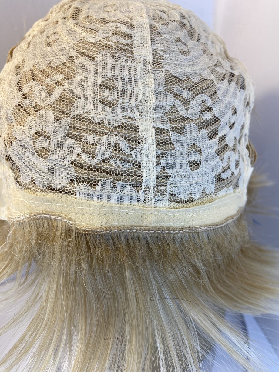 Light blonde short wig. Blss20
