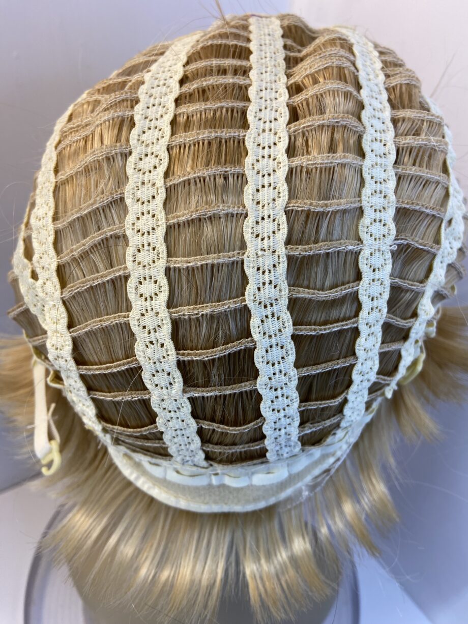 Light blonde short wig. Blss20