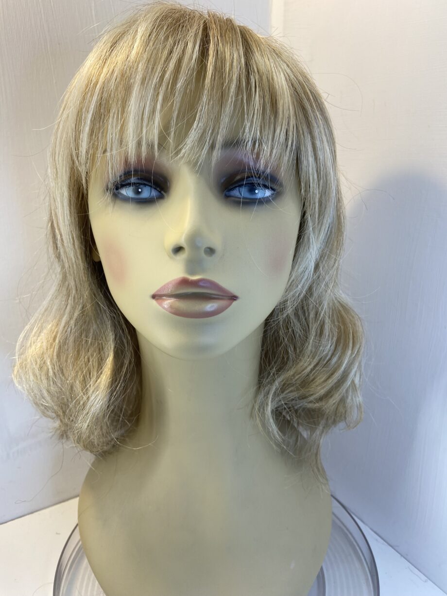 Stunning blonde long wavy wig. Bllw24