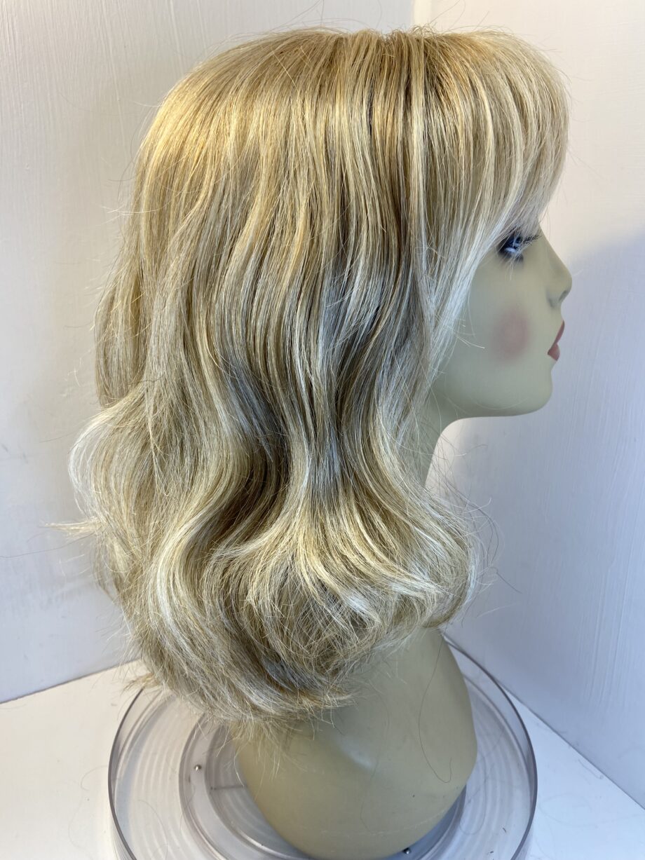 Stunning blonde long wavy wig. Bllw24