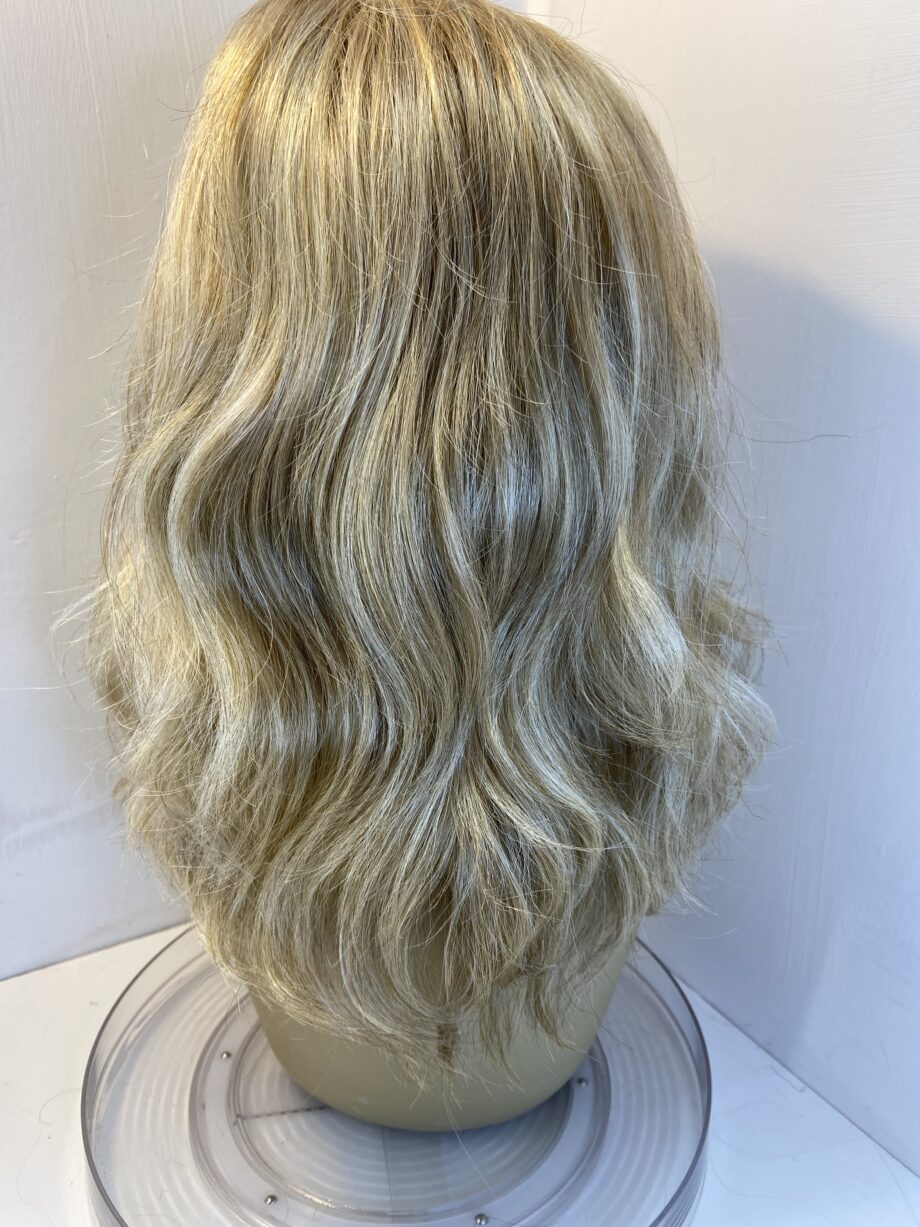 Stunning blonde long wavy wig. Bllw24