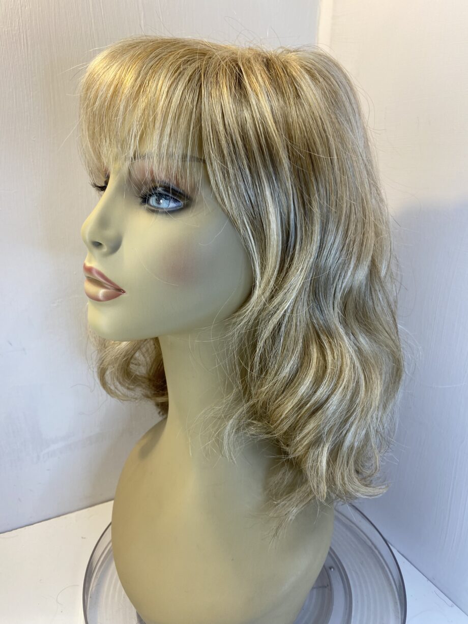 Stunning blonde long wavy wig. Bllw24