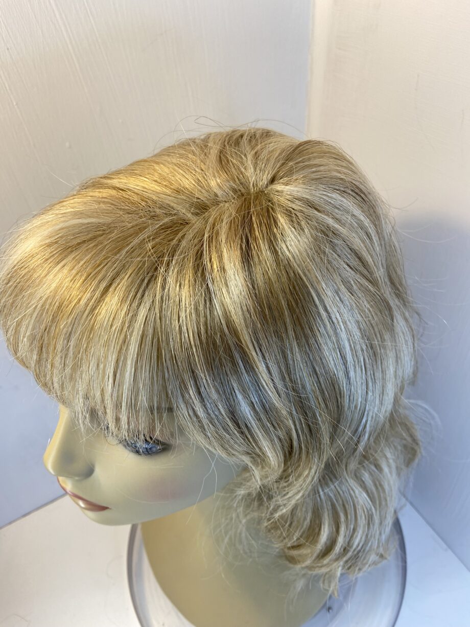 Stunning blonde long wavy wig. Bllw24