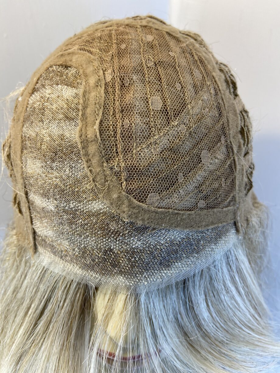 Stunning blonde long wavy wig. Bllw24