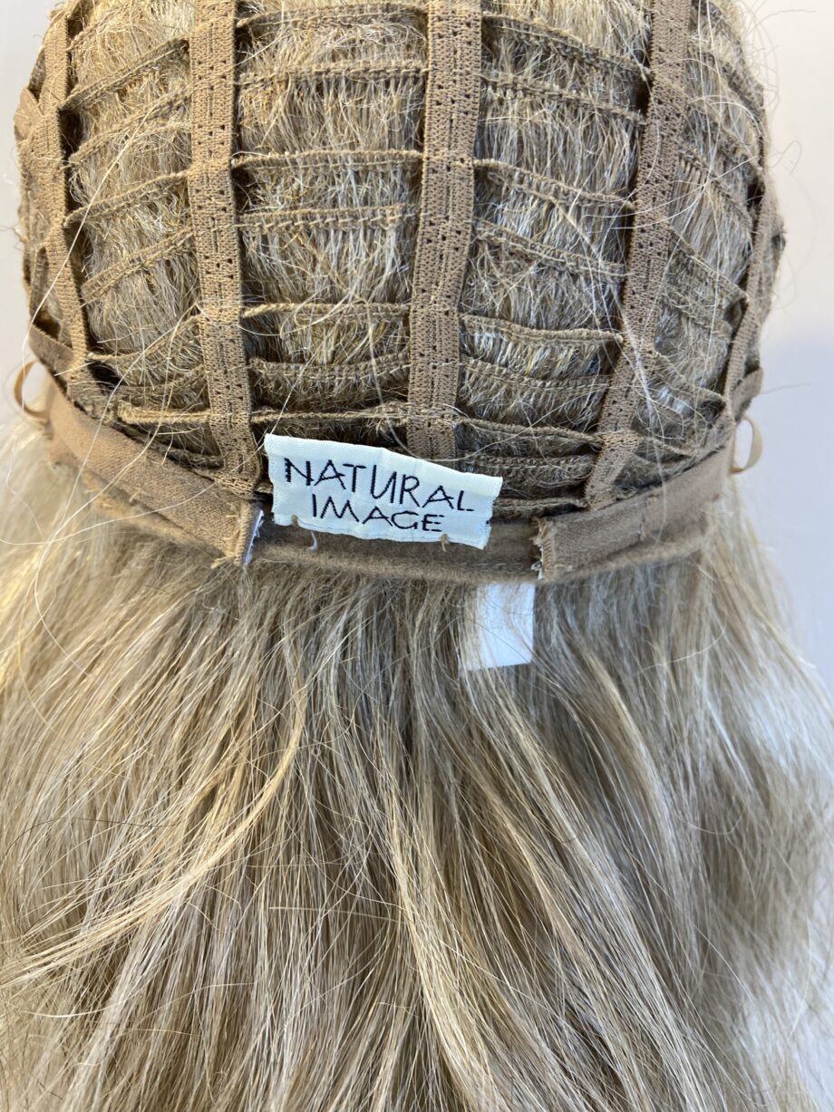 Stunning blonde long wavy wig. Bllw24