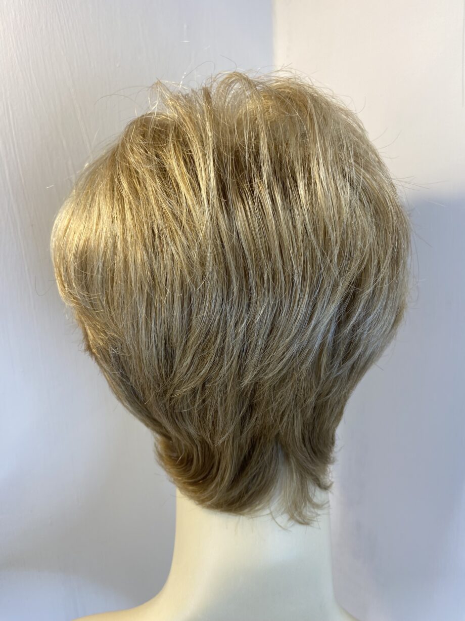Short blonde natural image wig. Blss25