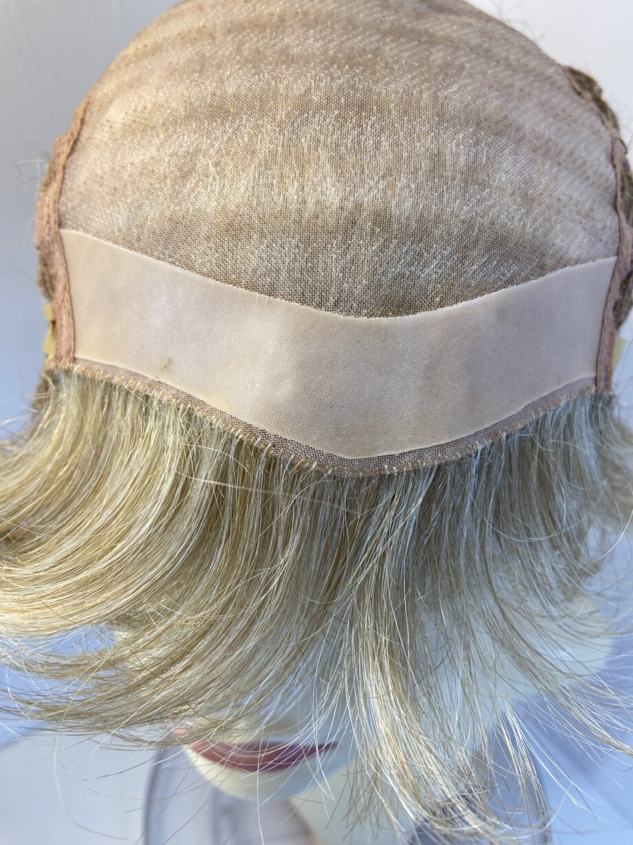 Short blonde natural image wig. Blss25