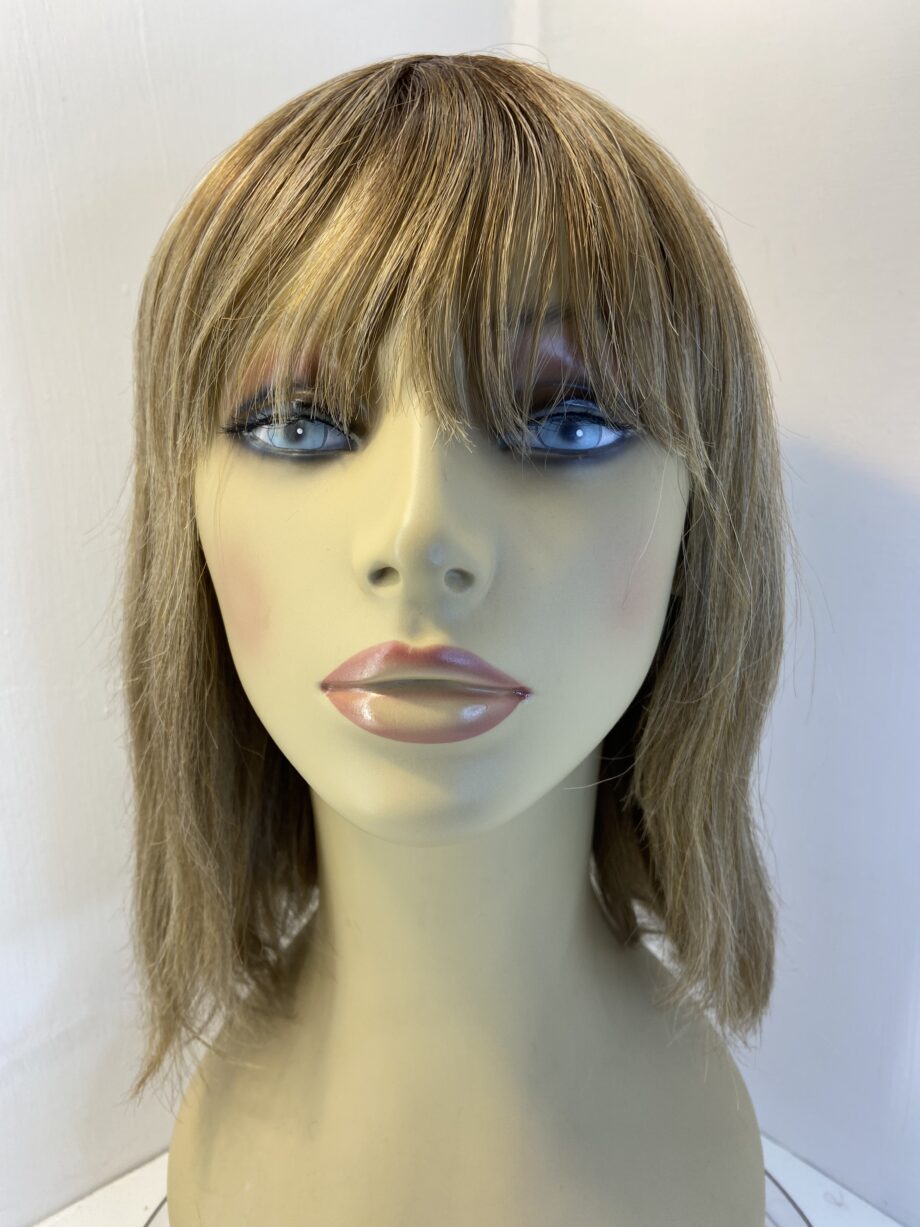 Mid length blonde wig. Blls49