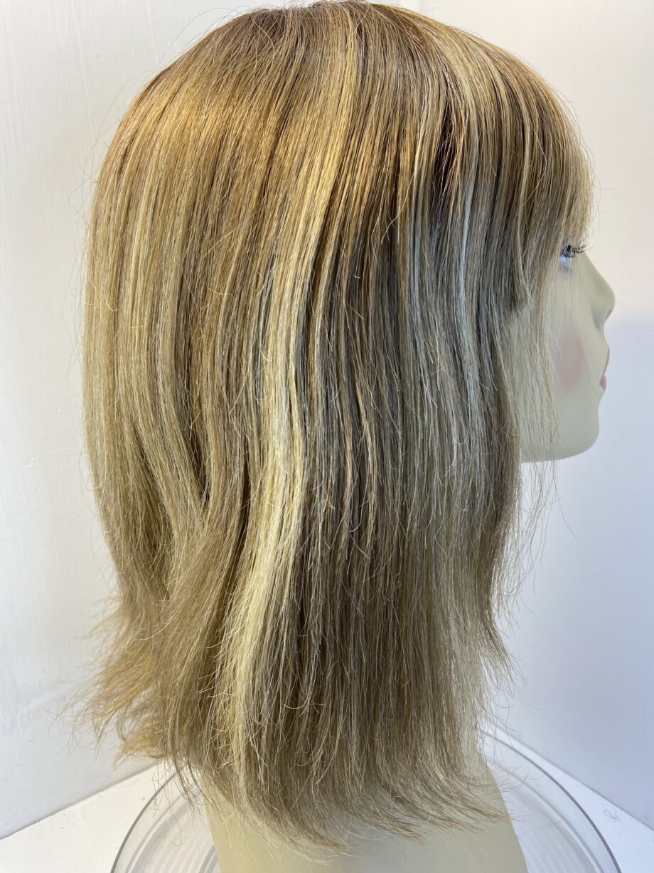 Mid length blonde wig. Blls49