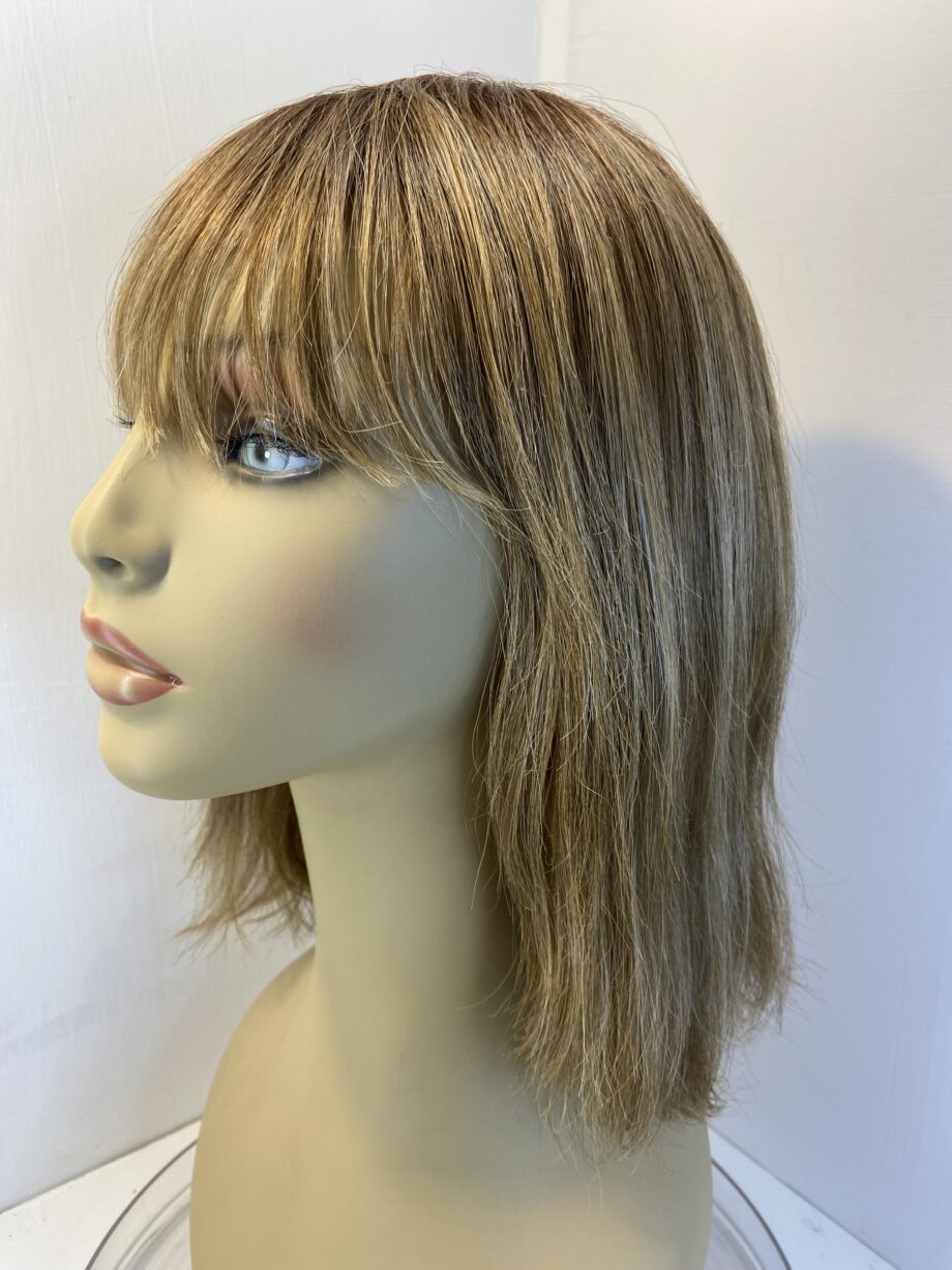 Mid length blonde wig. Blls49