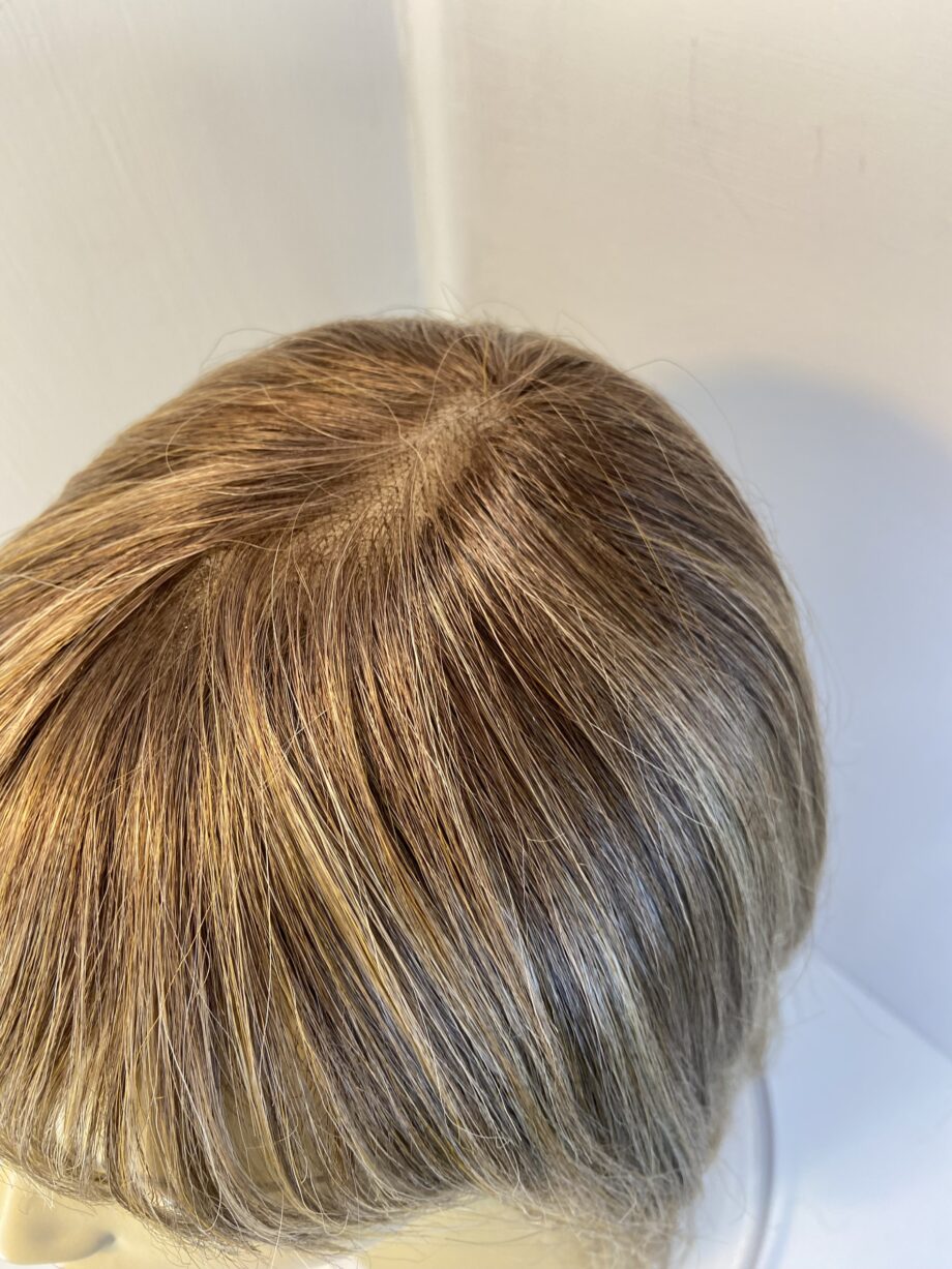 Mid length blonde wig. Blls49
