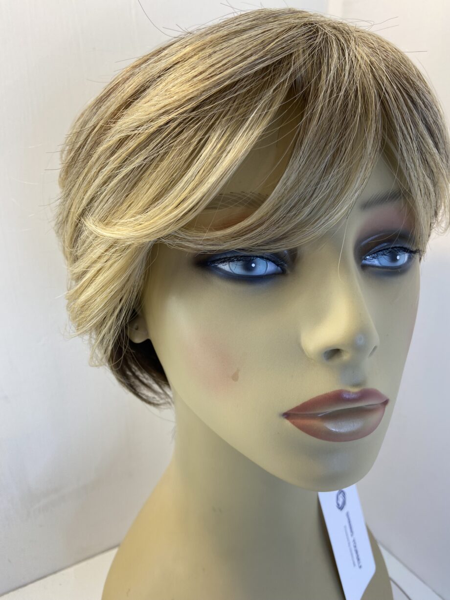 New blonde short wig. Blss401