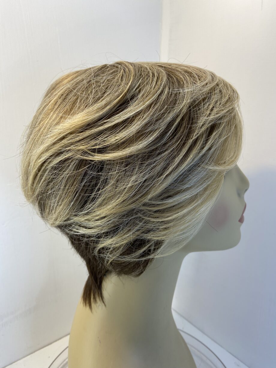 New blonde short wig. Blss401