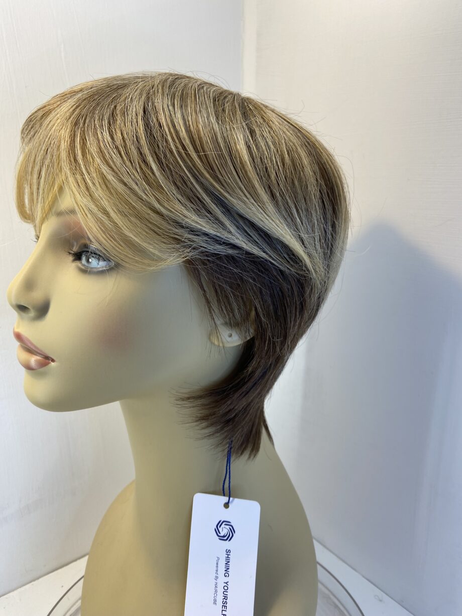New blonde short wig. Blss401