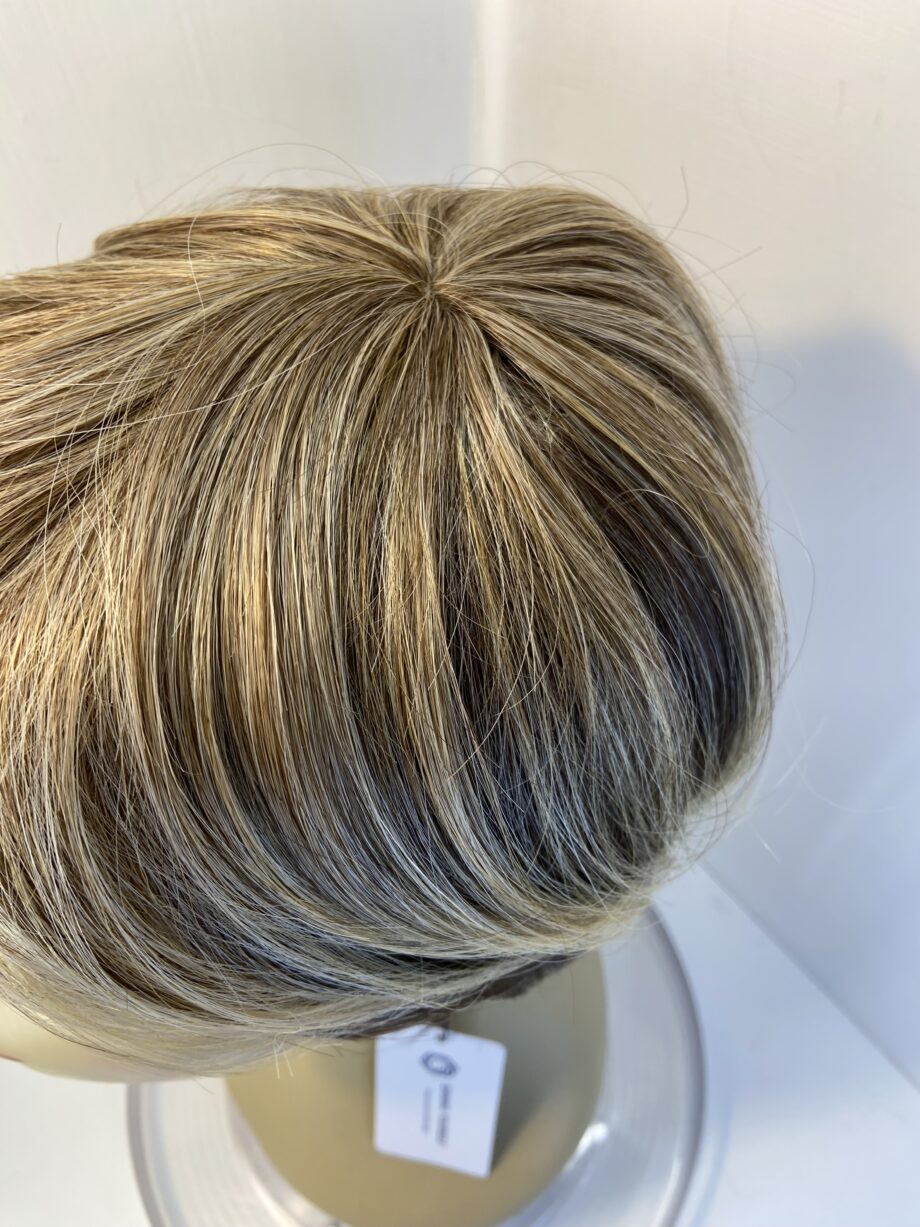 New blonde short wig. Blss401