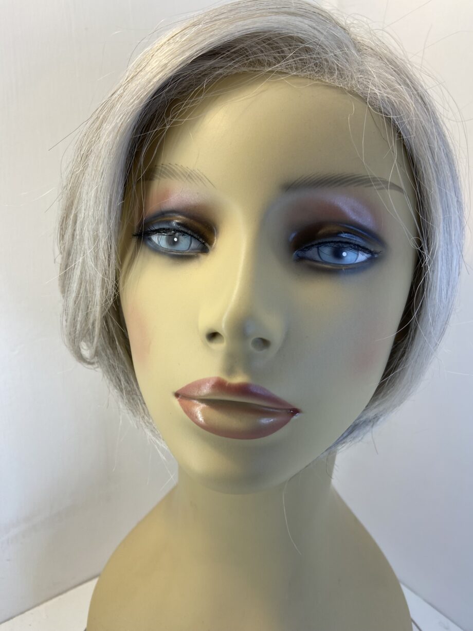 Silver grey wig. Gms405
