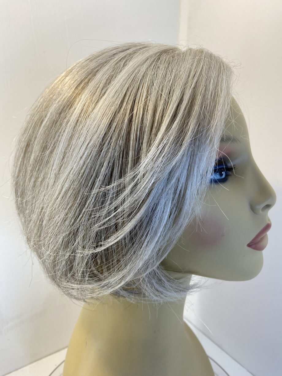 Silver grey wig. Gms405