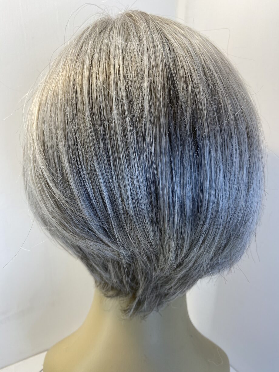 Silver grey wig. Gms405