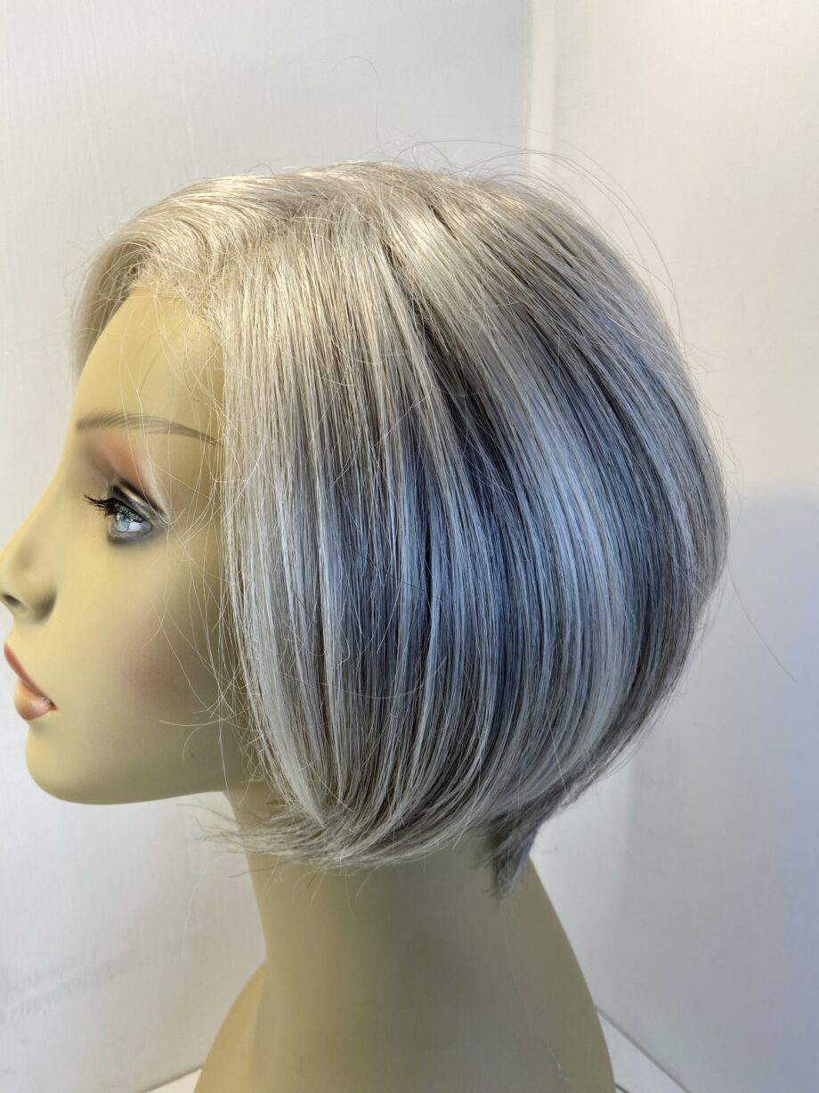 Silver grey wig. Gms405