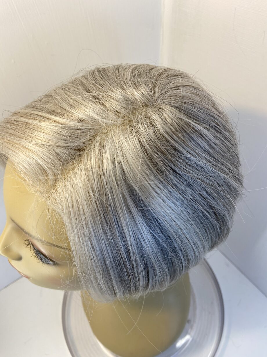 Silver grey wig. Gms405