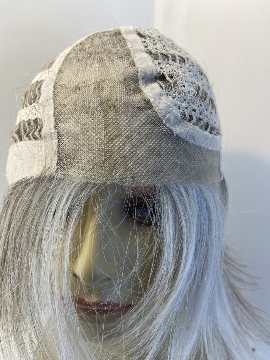 Silver grey wig. Gms405