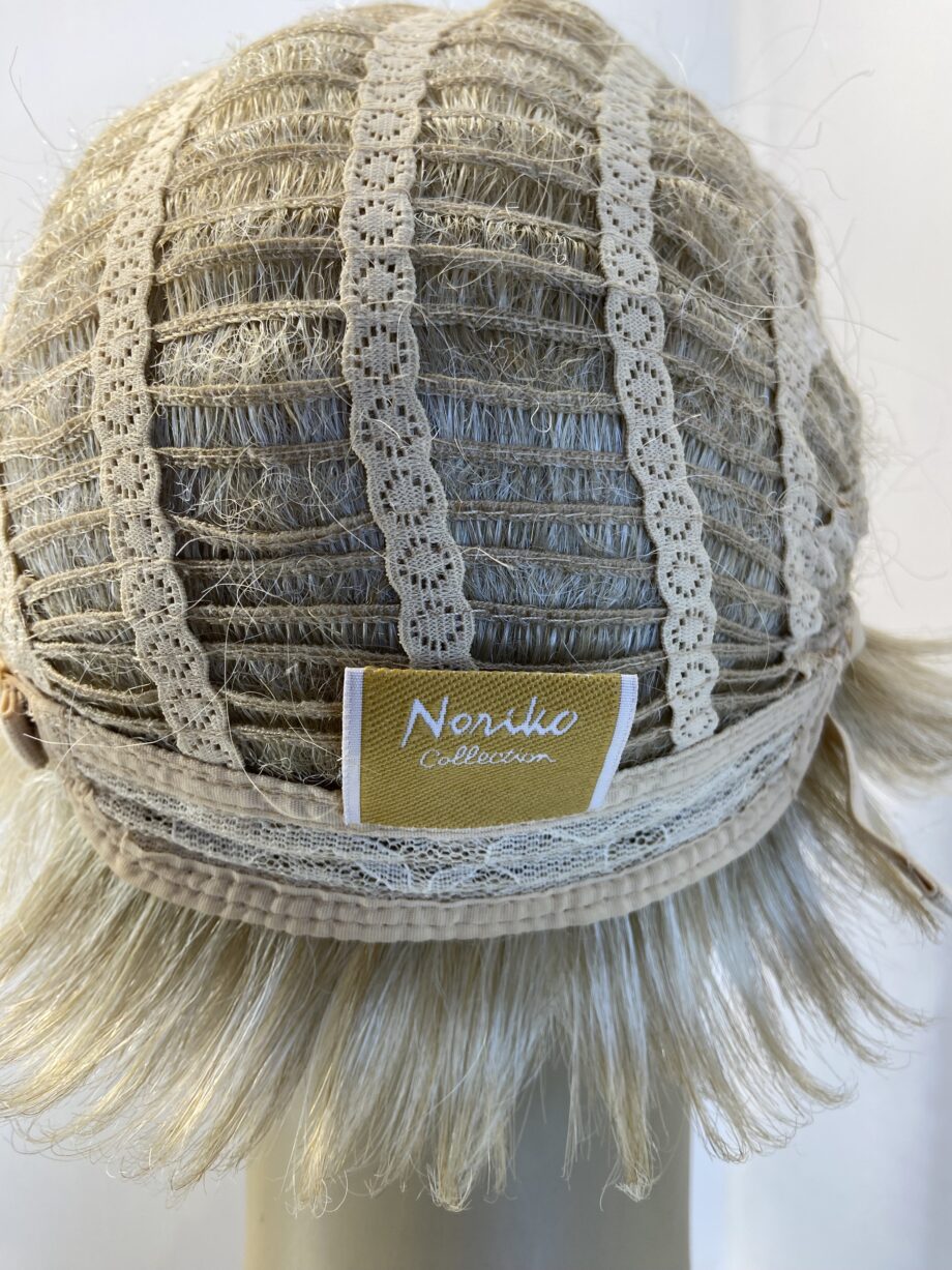Light blonde short Noriko wig. Blsw406