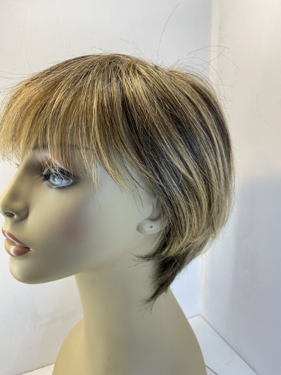 Brown Noriko wig. Brss407