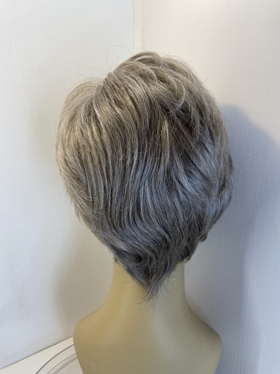 Feather light grey wig. Gss221